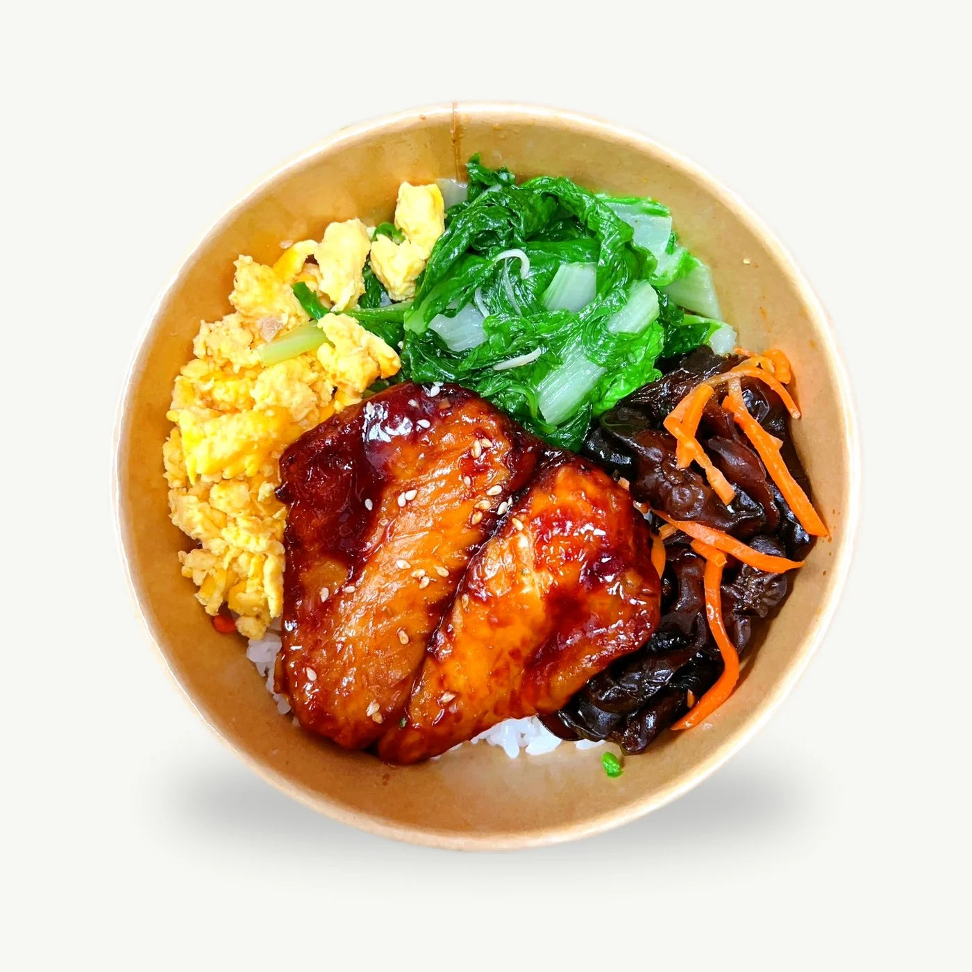 蒲燒魚腹餐碗，搭配青菜、木耳與炒蛋