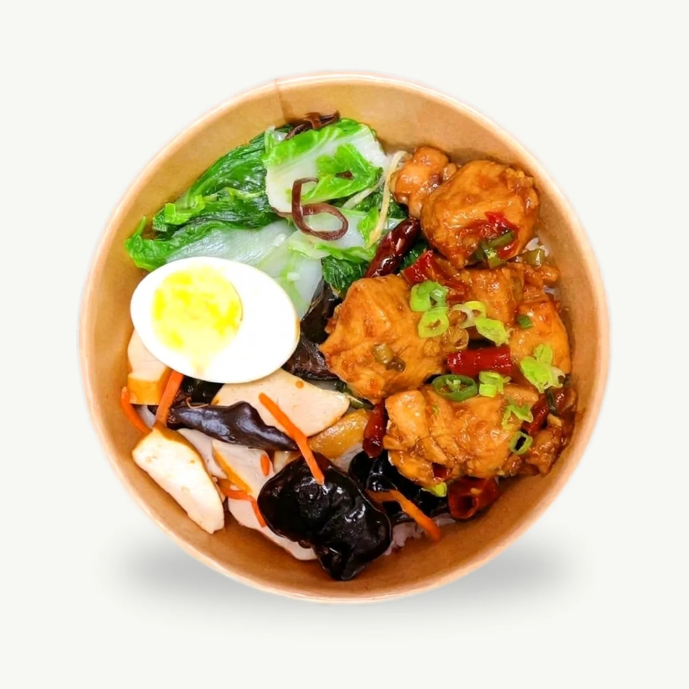 宮保雞丁餐碗，搭配青菜、木耳與蛋